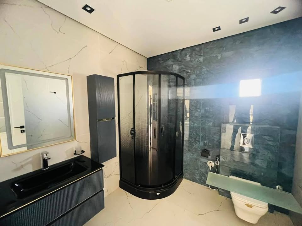 Salle de bain design avec douche à l’italienne