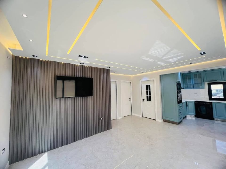 Séjour fini — mur bois et éclairage LED