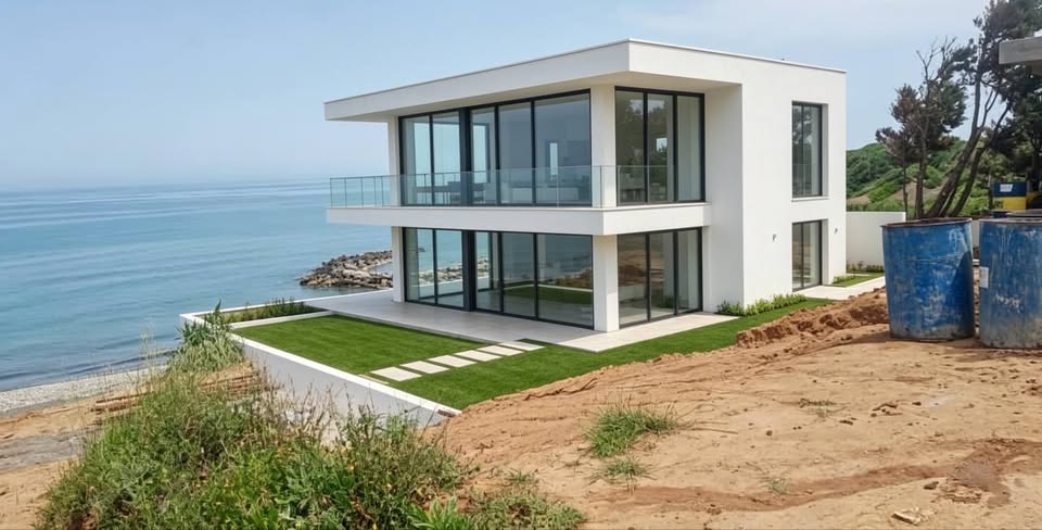 Villa moderne clé en main avec jardin en bord de mer