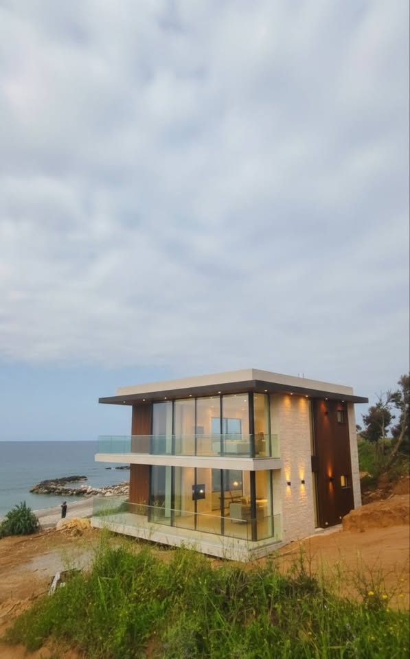 Villa cube vitrée, vue dégagée sur la mer